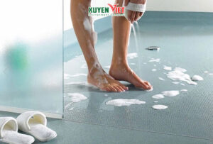 Sàn trơn trượt trong nhà tắm gây nguy hiểm nếu không có ma sát