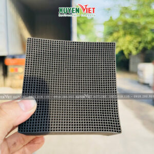 Cận cảnh Than hoạt tính lọc nước hồ cá dạng tổ ong