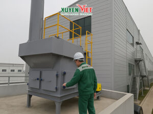 Chuyên viên Môi Trường Xuyên Việt kiểm tra định kỳ và Thay vật liệu xử lý khí