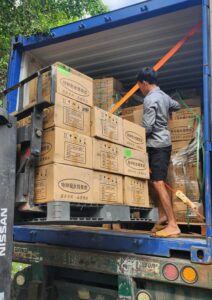 cận cảnh bốc seal than hoạt tính lọc khí dạng tổ ong