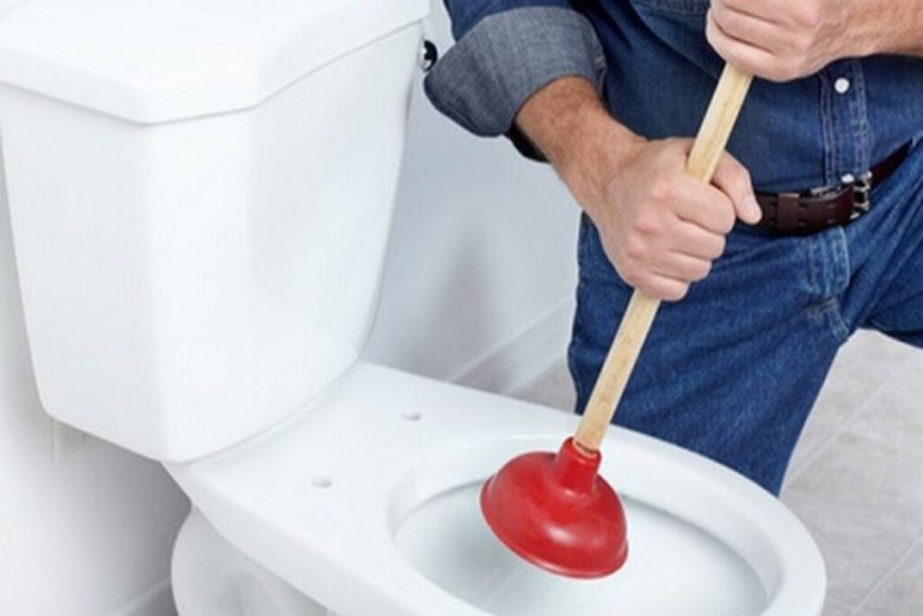 Van dan be phot bi tran do ngap 1024x683 - 7 c&aacute;ch xử l&yacute; bể phốt bị tr&agrave;n do ngập hiệu quả nhất 2025