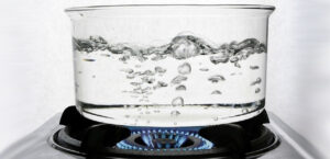 Đun sôi nước là cách khử trùng nước sinh hoạt sau ngập lụt